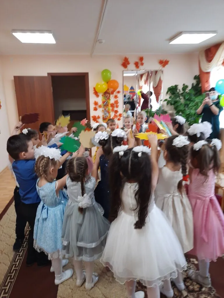 танец с листочками (2).jpg