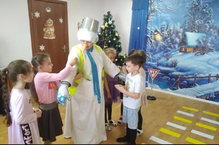 Областной конкурс по ПДД " Безопасные зимние дороги" роль Снеговика