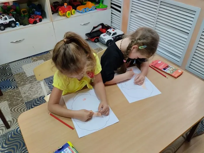 дети рисуют портрет солдата