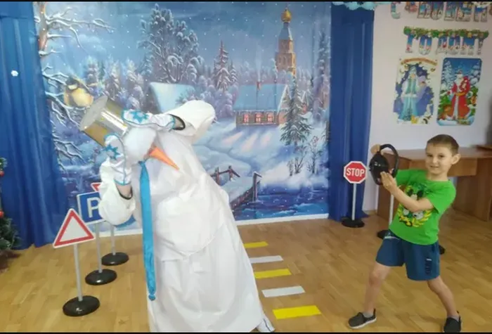 Областной конкурс по ПДД " Безопасные зимние дороги"  играла роль Снеговика
