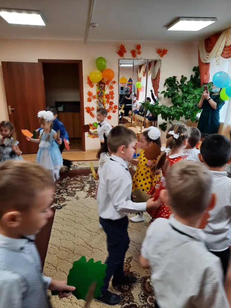 танец с листочками.jpg