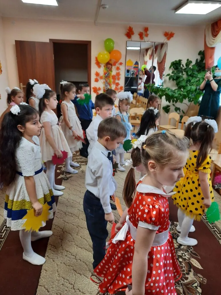 танец с листочками 3.jpg