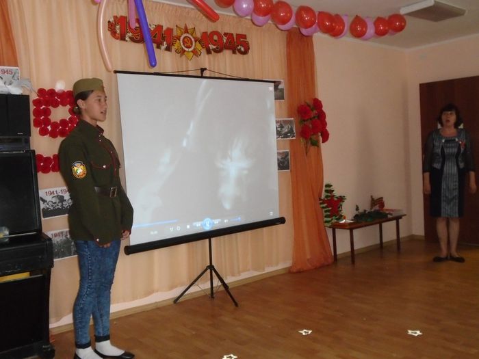 Песню " Чтобы не было войны" исполняет гость  старшей группы Радченко Лера