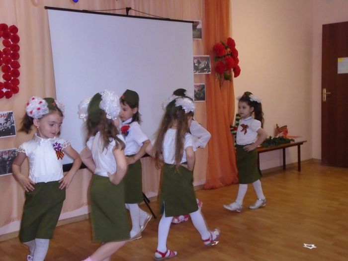 Танец " Катюша"- девочки старшей группы